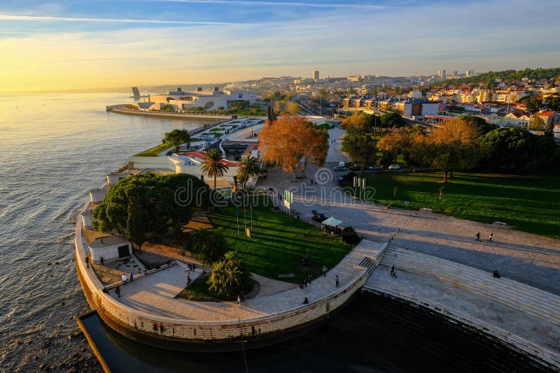 Epische Vogelperspektive des Lissabon-Flussuferlandschaftspanoramas in der Sonnenuntergangzeit lizenzfreies stockfoto Epische Vogelperspektive des Lissabon-Flussuferlandschaftspanoramas in der Sonnenuntergangzeit lizenzfreies stockfoto