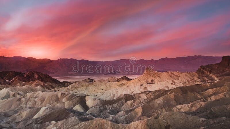 Epische Zonsopgang op Zabriskie-Punt in het Nationale Park van de Doodsvallei stock foto's Epische Zonsopgang op Zabriskie-Punt in het Nationale Park van de Doodsvallei stock foto's