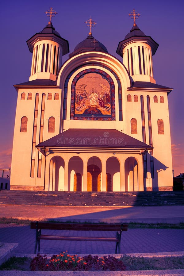 Sobre el atardecer de nuevo ortodoxo catedral en de la ciudad, rumania.