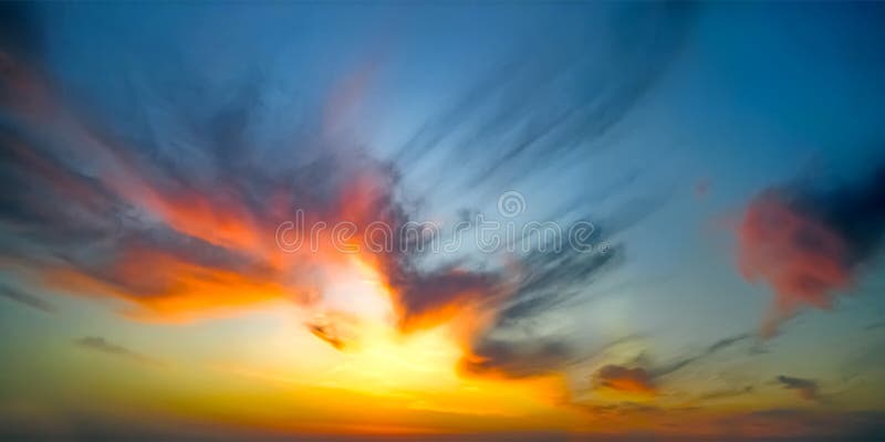 Episk dramatisk solnedg?ng H?rlig gul och bl? f?rgsolnedg?nghimmel f?r apelsin, f?r bakgrund royaltyfri foto Episk dramatisk solnedg?ng H?rlig gul och bl? f?rgsolnedg?nghimmel f?r apelsin, f?r bakgrund royaltyfri foto