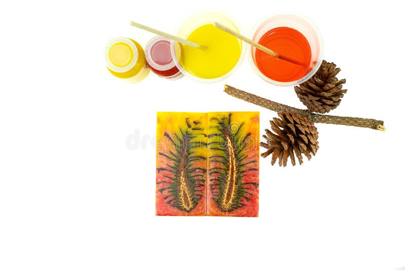 Epossiresina della pigna di colore fondente dell'ibrido e di mescolanza in tazza di plastica fotografia stock libera da diritti Epossiresina della pigna di colore fondente dell'ibrido e di mescolanza in tazza di plastica fotografia stock libera da diritti