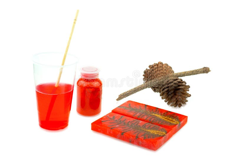 Epossiresina della pigna di colore fondente dell'ibrido e di mescolanza in tazza di plastica fotografia stock Epossiresina della pigna di colore fondente dell'ibrido e di mescolanza in tazza di plastica fotografia stock