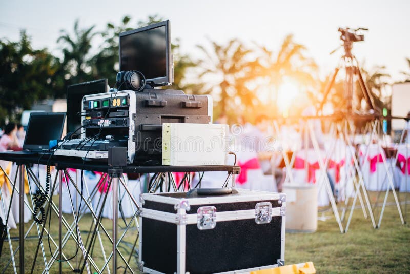 Equalizador de mistura do DJ em exterior no festival do partido da música com parte foto de stock Equalizador de mistura do DJ em exterior no festival do partido da música com parte foto de stock