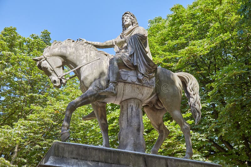 Equestrian statua Louis XIII Jean Pierre Cortot 1787-1843 w słonecznym dniu w Paryż, Francja zdjęcia royalty free