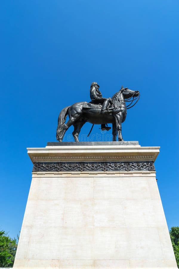 Jezdecký socha z král modrá obloha.