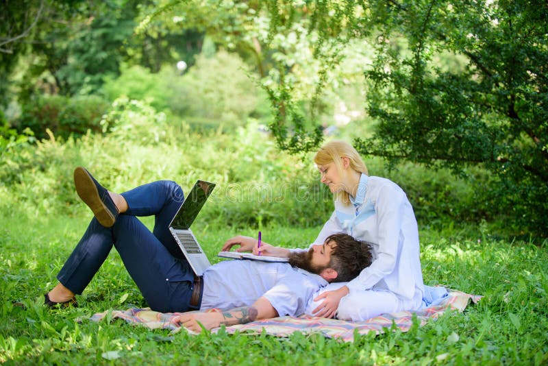 Equilibre autônomo e a vida familiar Portátil do trabalho do homem e da menina Construa o negócio com seu esposo Acople no amor o foto de stock Equilibre autônomo e a vida familiar Portátil do trabalho do homem e da menina Construa o negócio com seu esposo Acople no amor o foto de stock