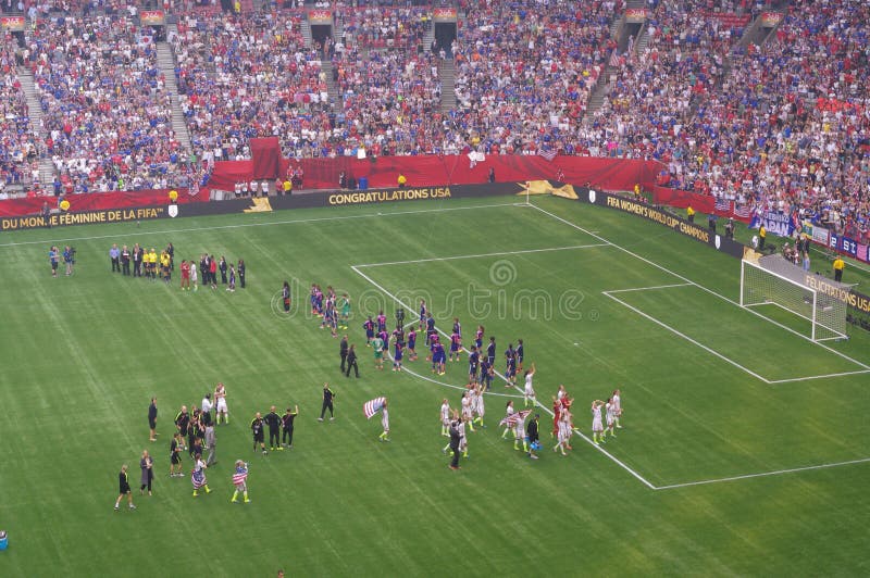 A equipa de futebol das mulheres dos E.U. comemora o vencimento do campeonato do mundo 2015 de FIFA fotografia de stock A equipa de futebol das mulheres dos E.U. comemora o vencimento do campeonato do mundo 2015 de FIFA fotografia de stock