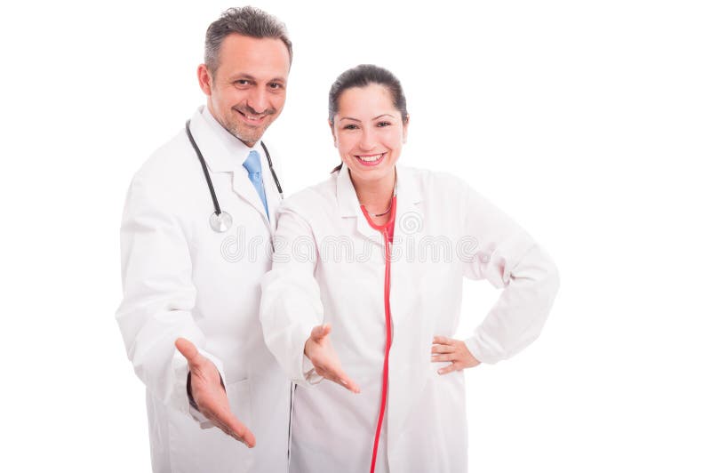 Equipa médica feliz e bem sucedida que faz o gesto do aperto de mão foto de stock Equipa médica feliz e bem sucedida que faz o gesto do aperto de mão foto de stock