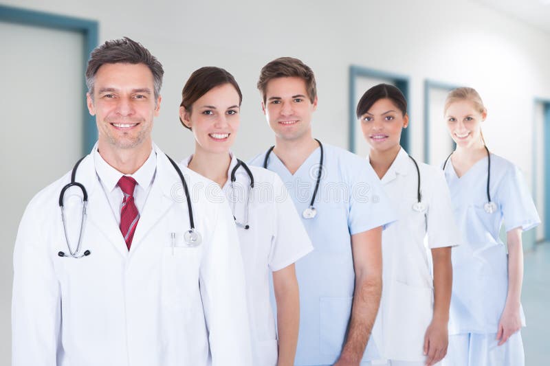 Equipa médica que está na fileira no hospital imagens de stock Equipa médica que está na fileira no hospital imagens de stock