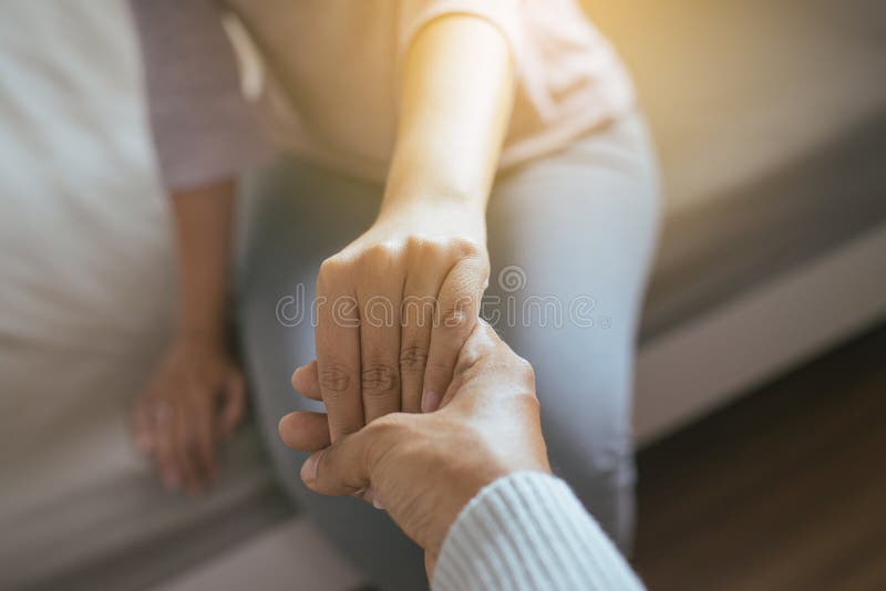 Equipaggi dare la mano alla donna depressa, psichiatra che si tiene per mano il paziente, concetto di sanità di Meantal fotografia stock Equipaggi dare la mano alla donna depressa, psichiatra che si tiene per mano il paziente, concetto di sanità di Meantal fotografia stock