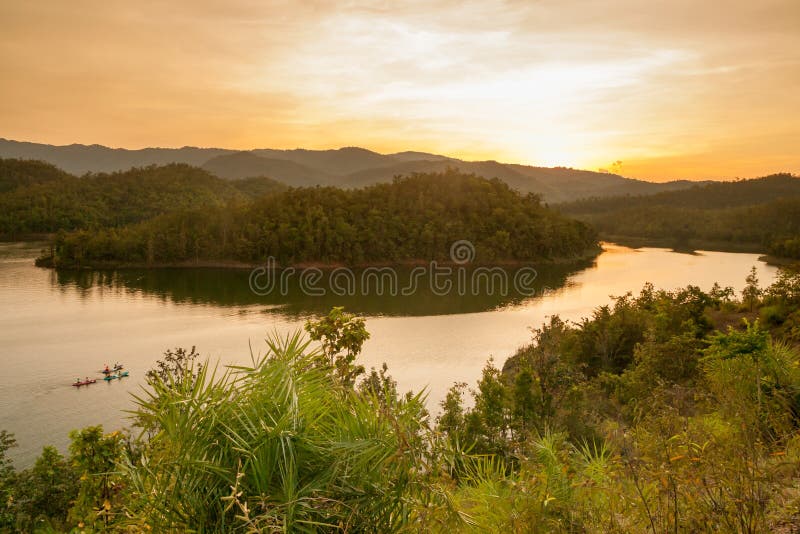 Equipaggi il kayak sul lago al tramonto, Kanchanaburi, Tailandia immagini stock Equipaggi il kayak sul lago al tramonto, Kanchanaburi, Tailandia immagini stock