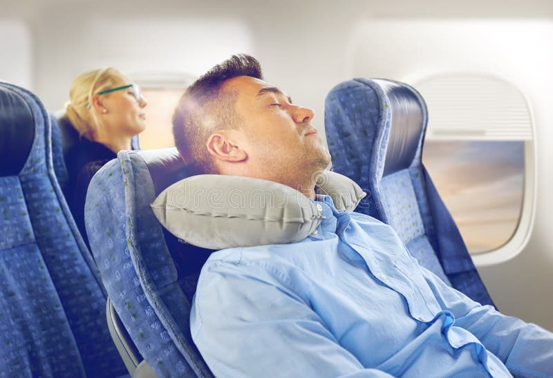 Equipaggi Il Sonno in Aereo Con Il Cuscino Cervicale Del Collo Immagine  Stock - Immagine di cuscino, giro: 115591571