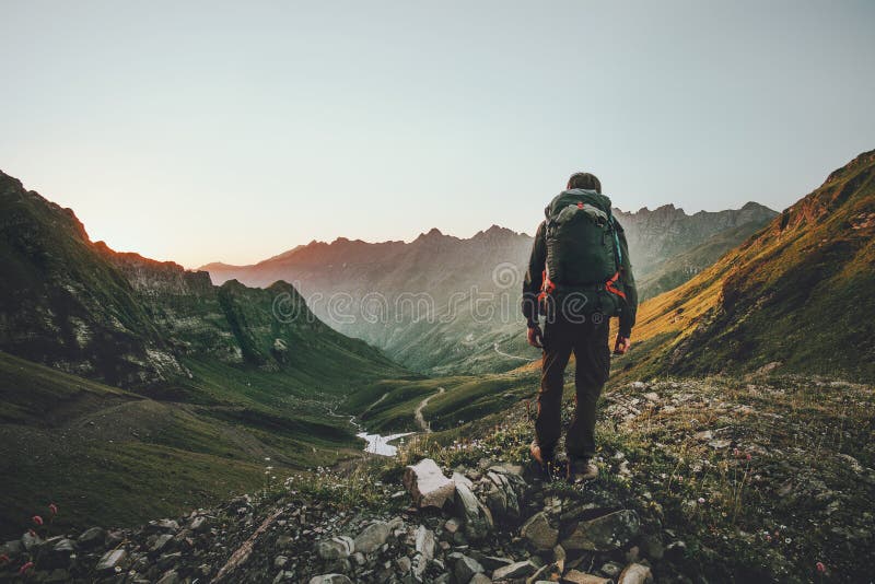 Equipaggi l'escursione alle montagne del tramonto con lo zaino pesante