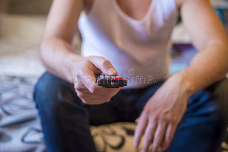 Equipaggi la scelta del programma per guardare sulla televisione, televisione, fotografie stock Equipaggi la scelta del programma per guardare sulla televisione, televisione, fotografie stock