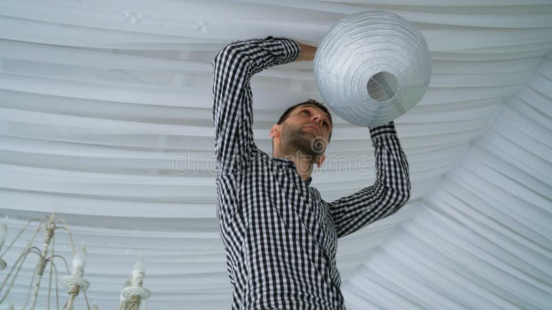 Equipaggi le lanterne di carta grige rosa bianche variopinte d'attaccatura al soffitto immagini stock libere da diritti Equipaggi le lanterne di carta grige rosa bianche variopinte d'attaccatura al soffitto immagini stock libere da diritti