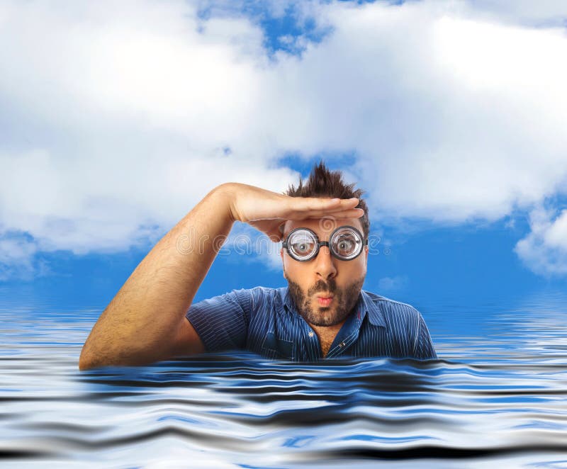 Lo Sguardo Da Lontano E Da Vicino Equipaggi Lo Sguardo Lontano Nell'acqua Del Mare Fotografia Stock