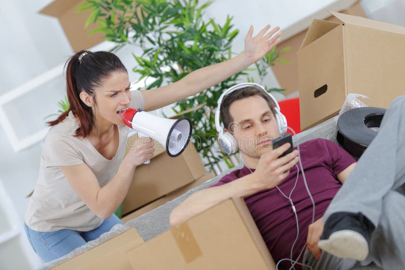 Equipaggi online mentre donna arrabbiata che lo chiama tramite il megafono fotografie stock libere da diritti Equipaggi online mentre donna arrabbiata che lo chiama tramite il megafono fotografie stock libere da diritti