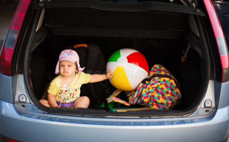 Equipaje del coche de las vacaciones de verano imagen de archivo libre de regalías Equipaje del coche de las vacaciones de verano imagen de archivo libre de regalías