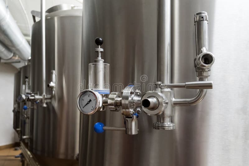Equipamento da fabricação de cerveja de cerveja do ofício na cervejaria Tanques do metal, produção da bebida alcoólica Facilidade imagens de stock royalty free Equipamento da fabricação de cerveja de cerveja do ofício na cervejaria Tanques do metal, produção da bebida alcoólica Facilidade imagens de stock royalty free