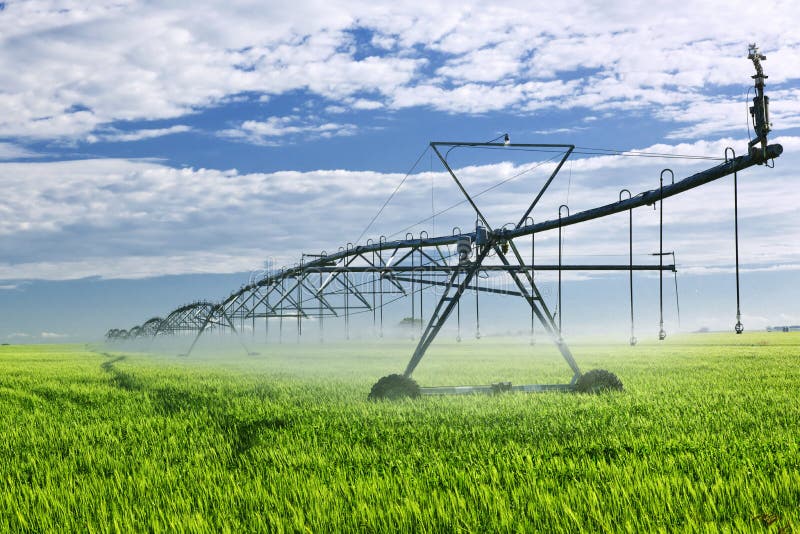 Equipamento da irrigação no campo de exploração agrícola fotos de stock Equipamento da irrigação no campo de exploração agrícola fotos de stock