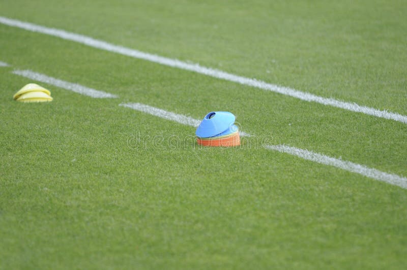 Equipamento de treino do campo de futebol do futebol imagem de stock Equipamento de treino do campo de futebol do futebol imagem de stock