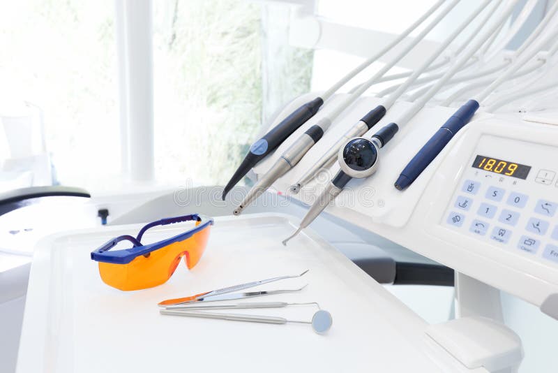 Equipamento e instrumentos dentais no escritório do dentista dentistry fotografia de stock Equipamento e instrumentos dentais no escritório do dentista dentistry fotografia de stock