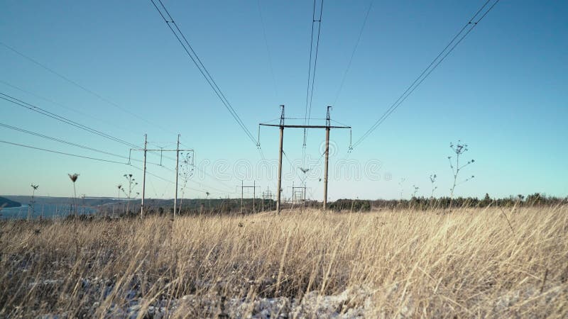 Equipamento elétrico isoladores de linha de alta tensão no fundo do céu de inverno. torre de transmissão. intricado