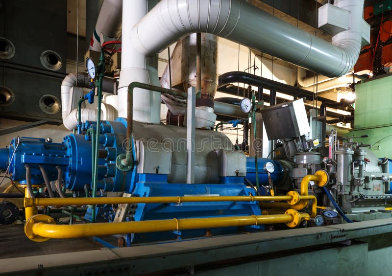 Equipamento moderno do quarto de caldeira para o sistema de aquecimento imagem de stock