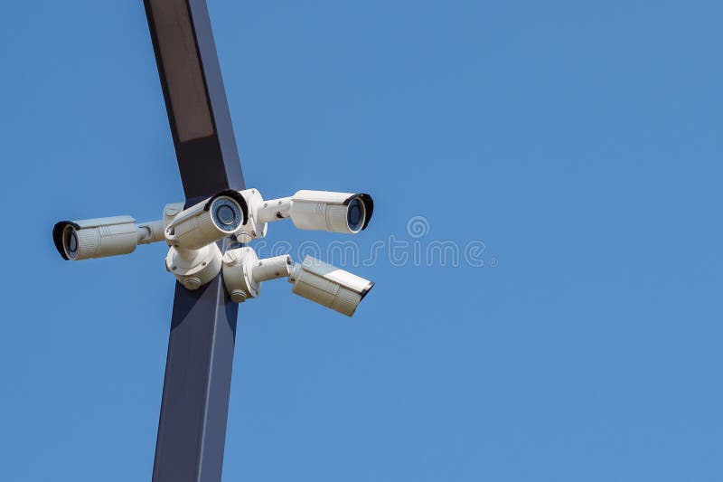 equipamento vídeo da câmara de segurança da fiscalização do CCTV do Multi-ângulo no fundo do céu azul imagem de stock equipamento vídeo da câmara de segurança da fiscalização do CCTV do Multi-ângulo no fundo do céu azul imagem de stock