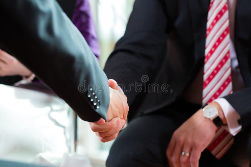 Equipe a agitação das mãos com o gerente no entalhe do close up da entrevista de trabalho