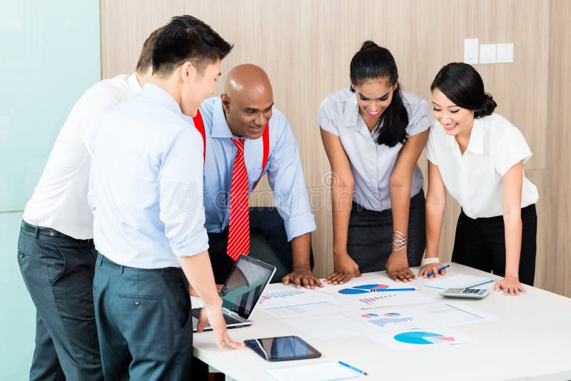 Equipe asiática da partida de negócio na reunião imagem de stock royalty free Equipe asiática da partida de negócio na reunião imagem de stock royalty free