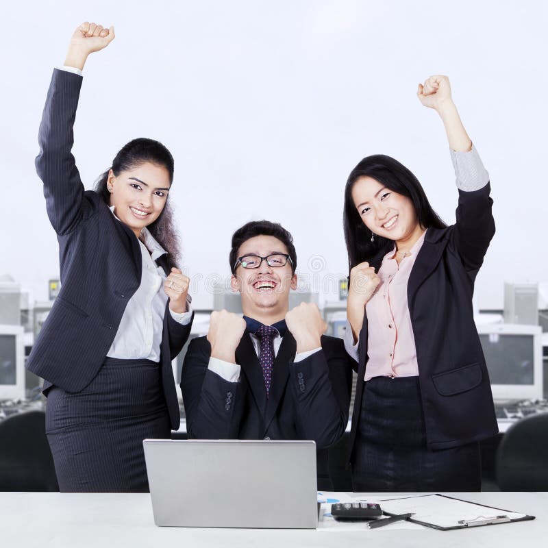 Equipe bem sucedida do negócio que comemora com braços acima imagens de stock royalty free Equipe bem sucedida do negócio que comemora com braços acima imagens de stock royalty free