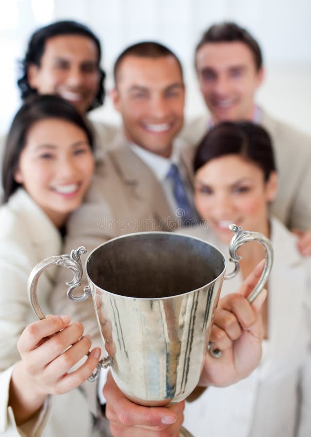 Equipe bem sucedida do negócio que mostra seu troféu fotos de stock royalty free Equipe bem sucedida do negócio que mostra seu troféu fotos de stock royalty free