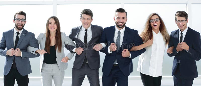 Equipe coesiva bem sucedida do negócio que está junto fotografia de stock royalty free Equipe coesiva bem sucedida do negócio que está junto fotografia de stock royalty free