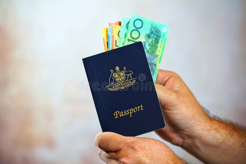 Equipe a colocação do dinheiro australiano no passaporte foto de stock royalty free Equipe a colocação do dinheiro australiano no passaporte foto de stock royalty free