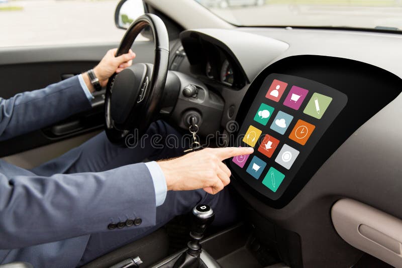 Equipe a condução do carro com ícones do menu a bordo do computador foto de stock royalty free Equipe a condução do carro com ícones do menu a bordo do computador foto de stock royalty free