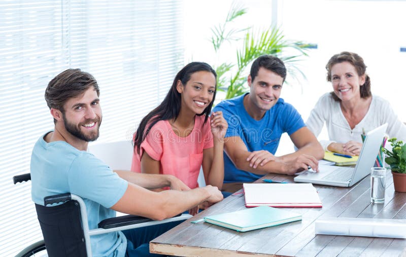 Equipe criativa do negócio no escritório imagens de stock royalty free Equipe criativa do negócio no escritório imagens de stock royalty free