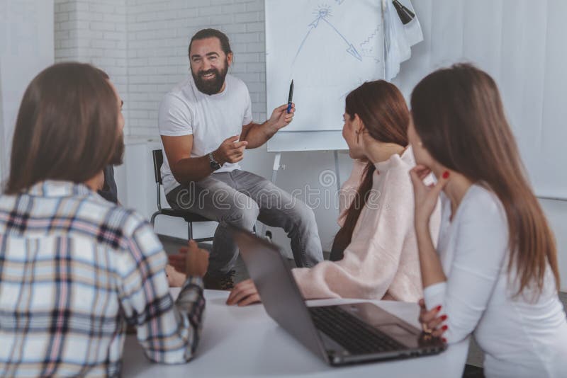 Equipe criativa do negócio que trabalha no escritório junto imagens de stock Equipe criativa do negócio que trabalha no escritório junto imagens de stock