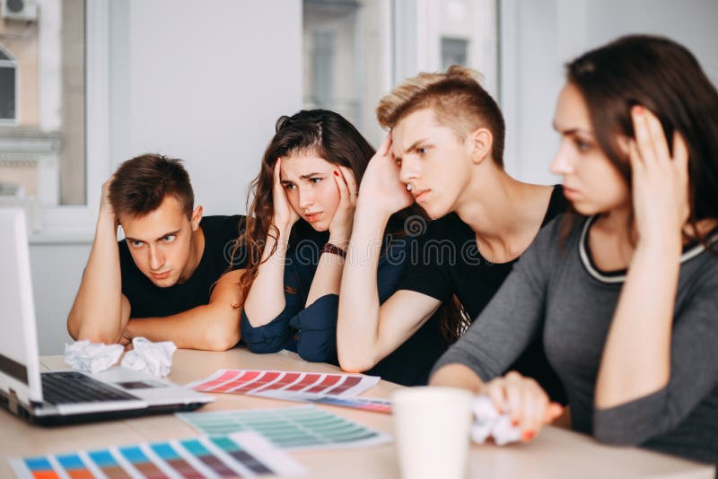 Equipe criativa que senta-se junto não tendo nenhuma ideia foto de stock Equipe criativa que senta-se junto não tendo nenhuma ideia foto de stock