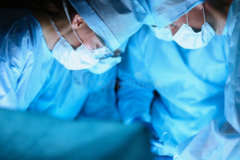 Equipe da cirurgia na sala de operações imagem de stock royalty free Equipe da cirurgia na sala de operações imagem de stock royalty free