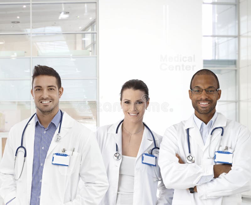 Equipe de doutores novos fotografia de stock royalty free Equipe de doutores novos fotografia de stock royalty free