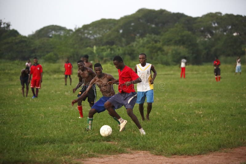 Equipe de futebol africana durante o treinamento foto de stock Equipe de futebol africana durante o treinamento foto de stock