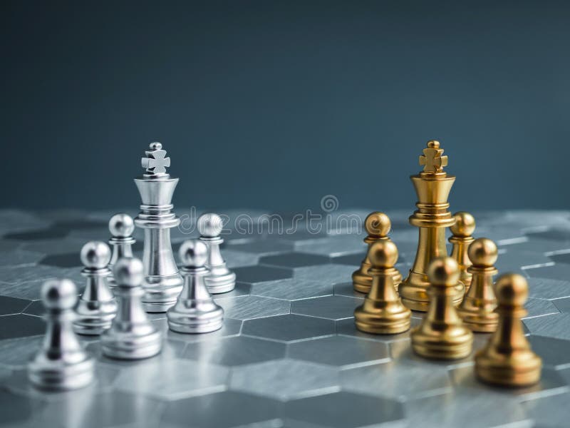 Uma pequena peça de xadrez de peão de prata em pé com a vitória perto de  uma peça de xadrez do rei dourado caída no fundo do piso padrão hexágono  vencedor da