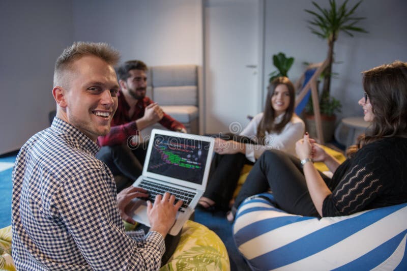 Equipe de projeto do negócio que trabalha junto na sala de reunião no escritório imagem de stock Equipe de projeto do negócio que trabalha junto na sala de reunião no escritório imagem de stock