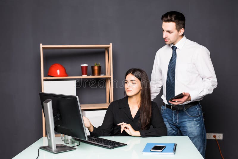 Equipe de projeto nova que trabalha na mesa que olha o computador no escritório criativo Team o trabalho fotos de stock royalty free Equipe de projeto nova que trabalha na mesa que olha o computador no escritório criativo Team o trabalho fotos de stock royalty free