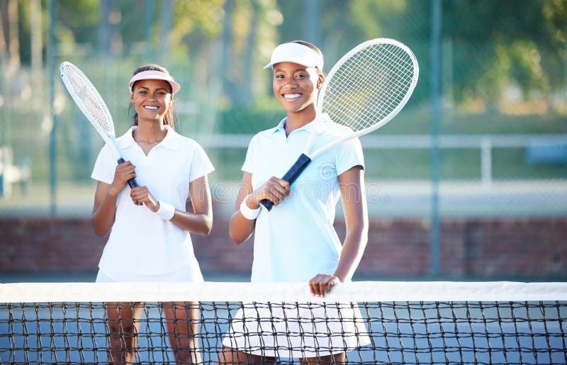 Equipe masculina e retrato em uma quadra de tênis para competição