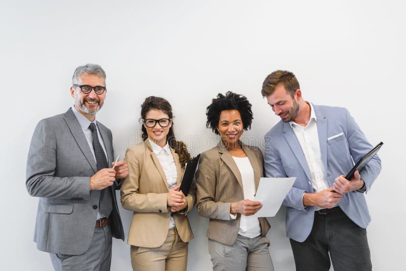 Equipe diversa alegre do negócio que discute o trabalho imagem de stock royalty free Equipe diversa alegre do negócio que discute o trabalho imagem de stock royalty free