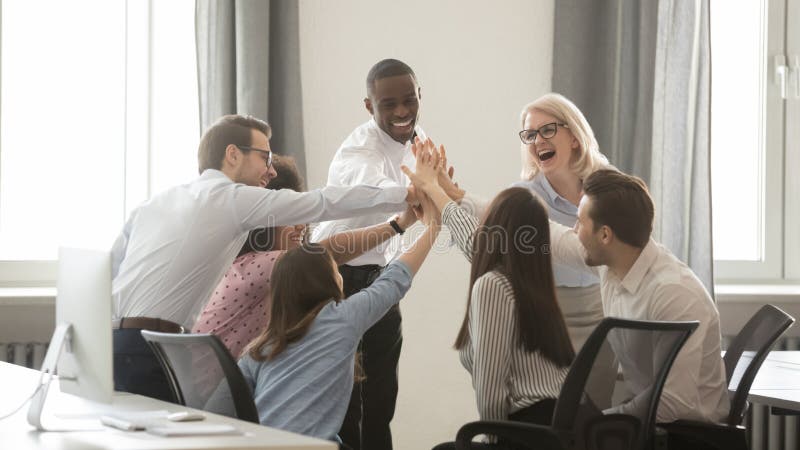 Equipe diversa feliz do negócio dos empregados contratada na doação teambuilding alta-cinco