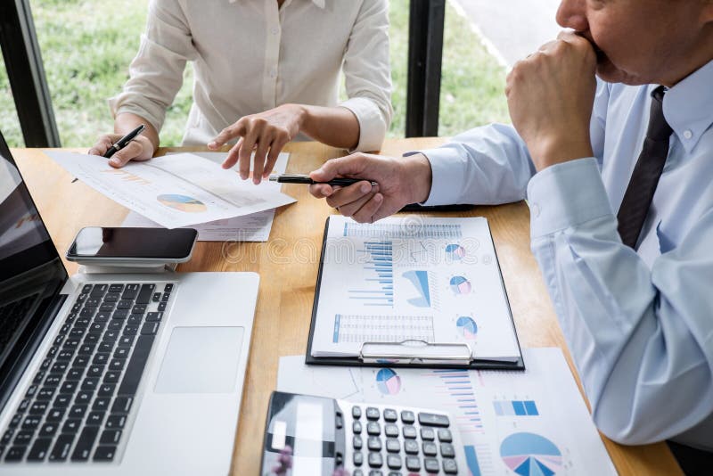 A equipe do neg?cio est? trabalhando com l?der, apresenta??o aos colegas e estrat?gia empresarial e est? tendo uma discuss?o, apo fotografia de stock A equipe do neg?cio est? trabalhando com l?der, apresenta??o aos colegas e estrat?gia empresarial e est? tendo uma discuss?o, apo fotografia de stock