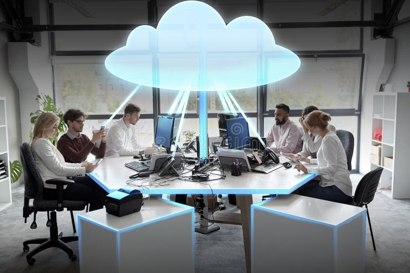 Equipe do negócio com holograma de computação da nuvem